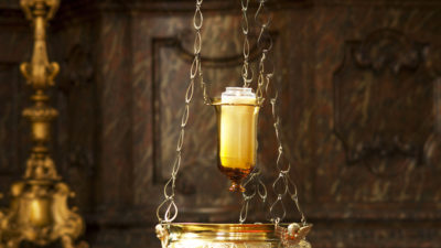 De godslamp in de Oud-katholieke parochiekerk in Den Haag.