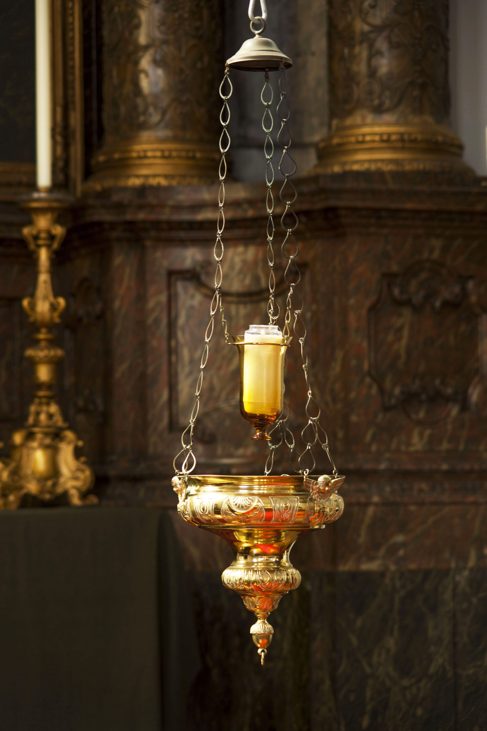 De godslamp in de Oud-katholieke parochiekerk in Den Haag.